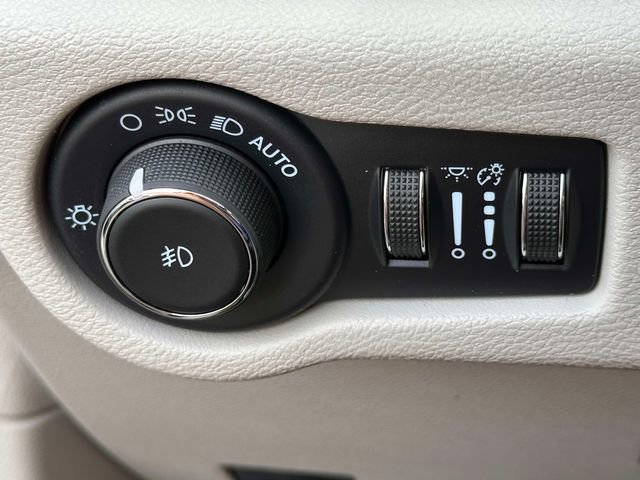Used 2022 Chrysler Pacifica Touring-L w/ Uconnect Theater Family Group FWD image 25
