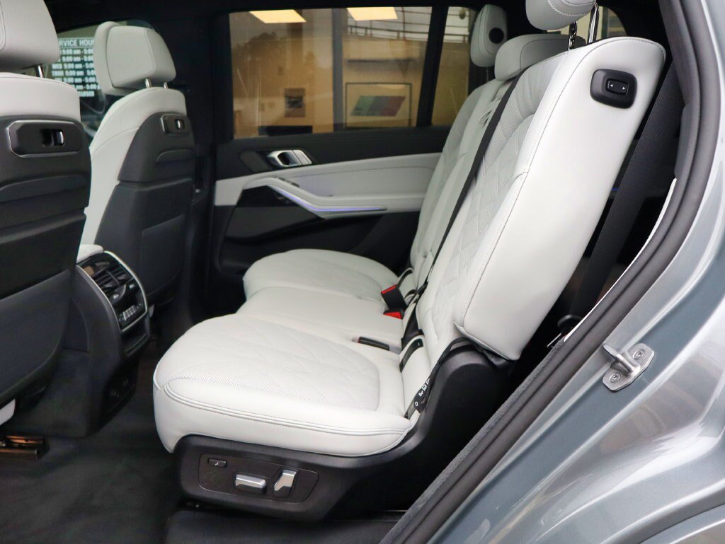 Used 2025 BMW X7 xDrive40i w/ M Sport Package AWD/4WD image 41