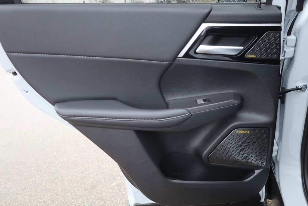 New 2025 Mitsubishi Outlander SE image 34