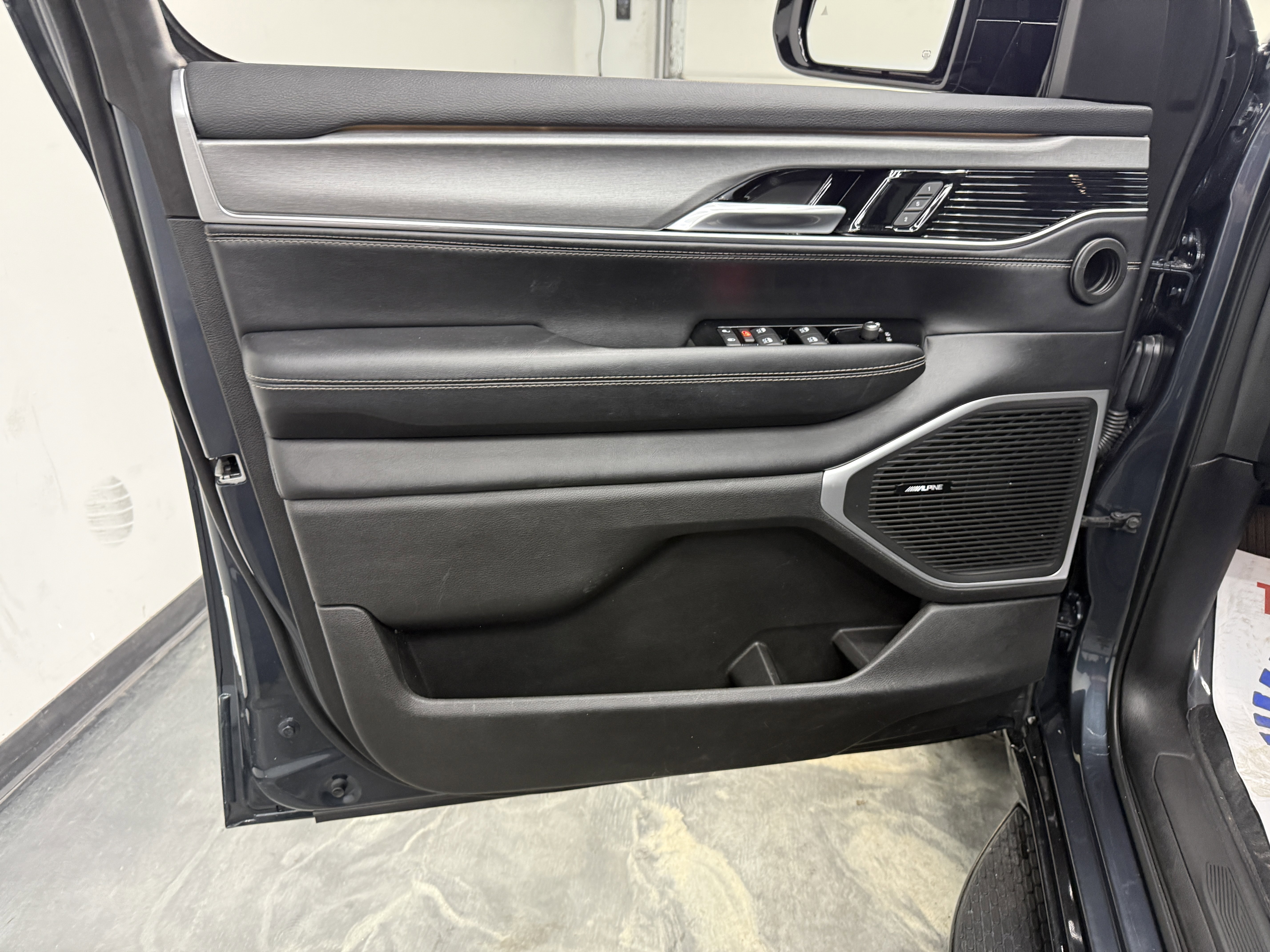 Used 2023 Jeep Wagoneer Series II AWD/4WD image 10