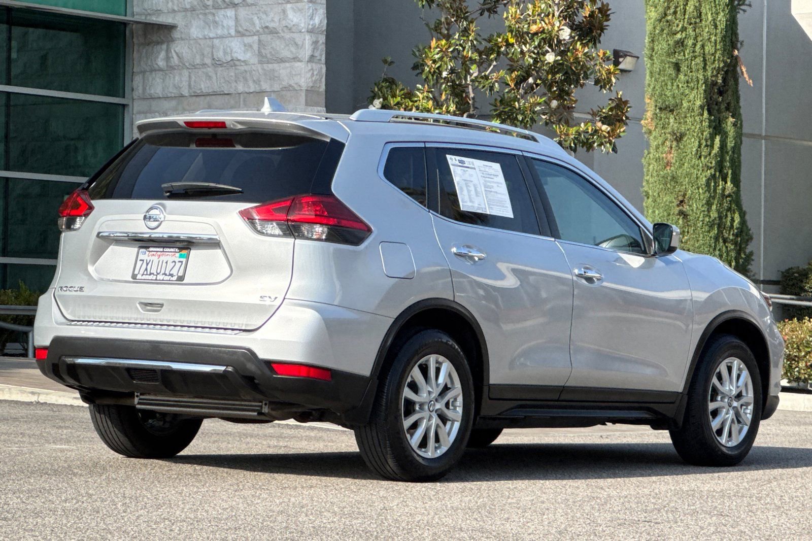 Used 2017 Nissan Rogue SV FWD image 4