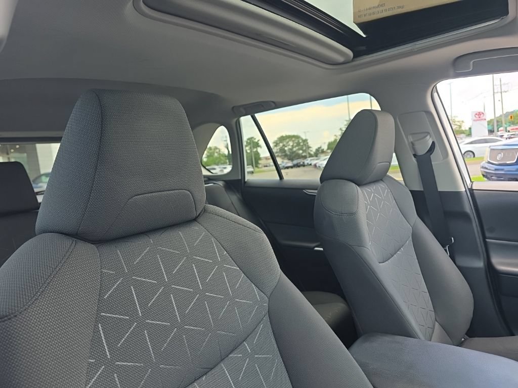 Used 2021 Toyota RAV4 XLE w/ Convenience Package FWD image 11