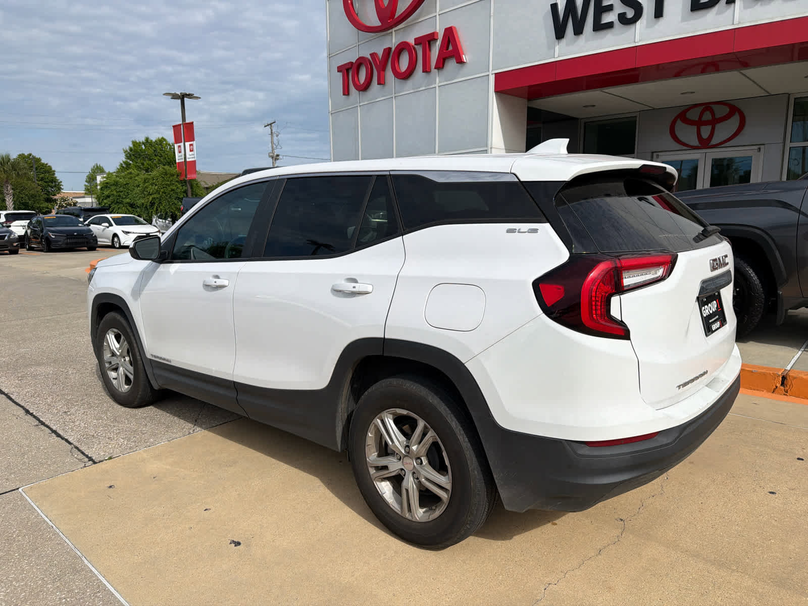 Used 2024 GMC Terrain SLE FWD image 17