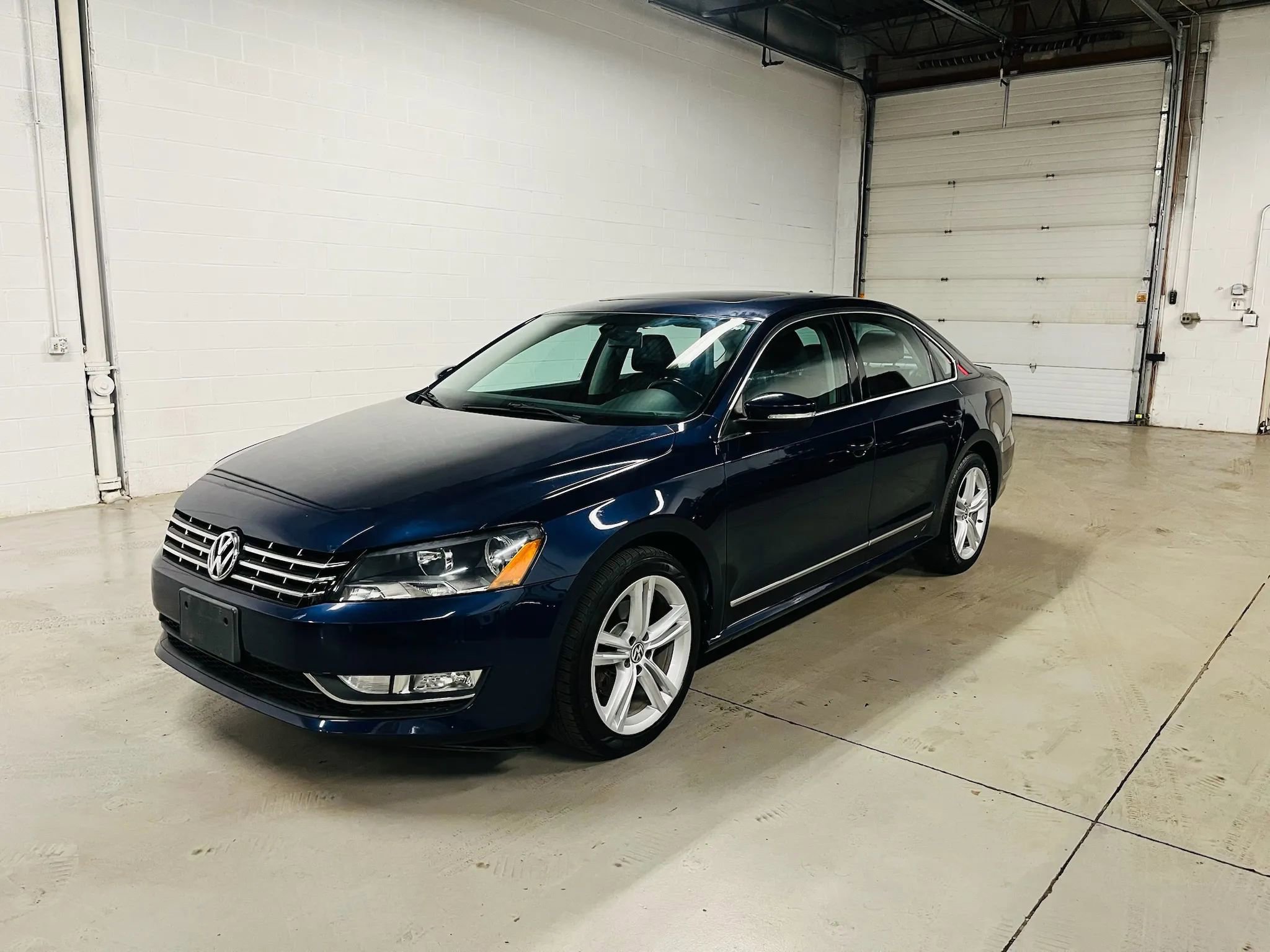 Used 2013 Volkswagen Passat TDI SEL Premium image 2