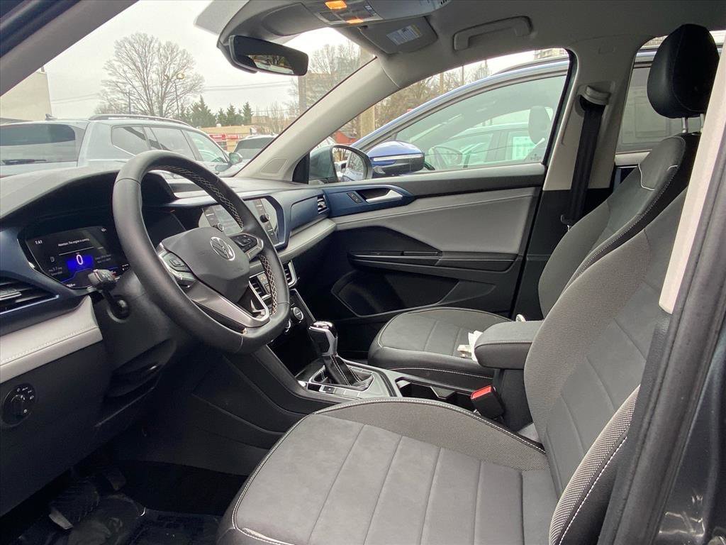 Certified 2024 Volkswagen Taos SE image 9