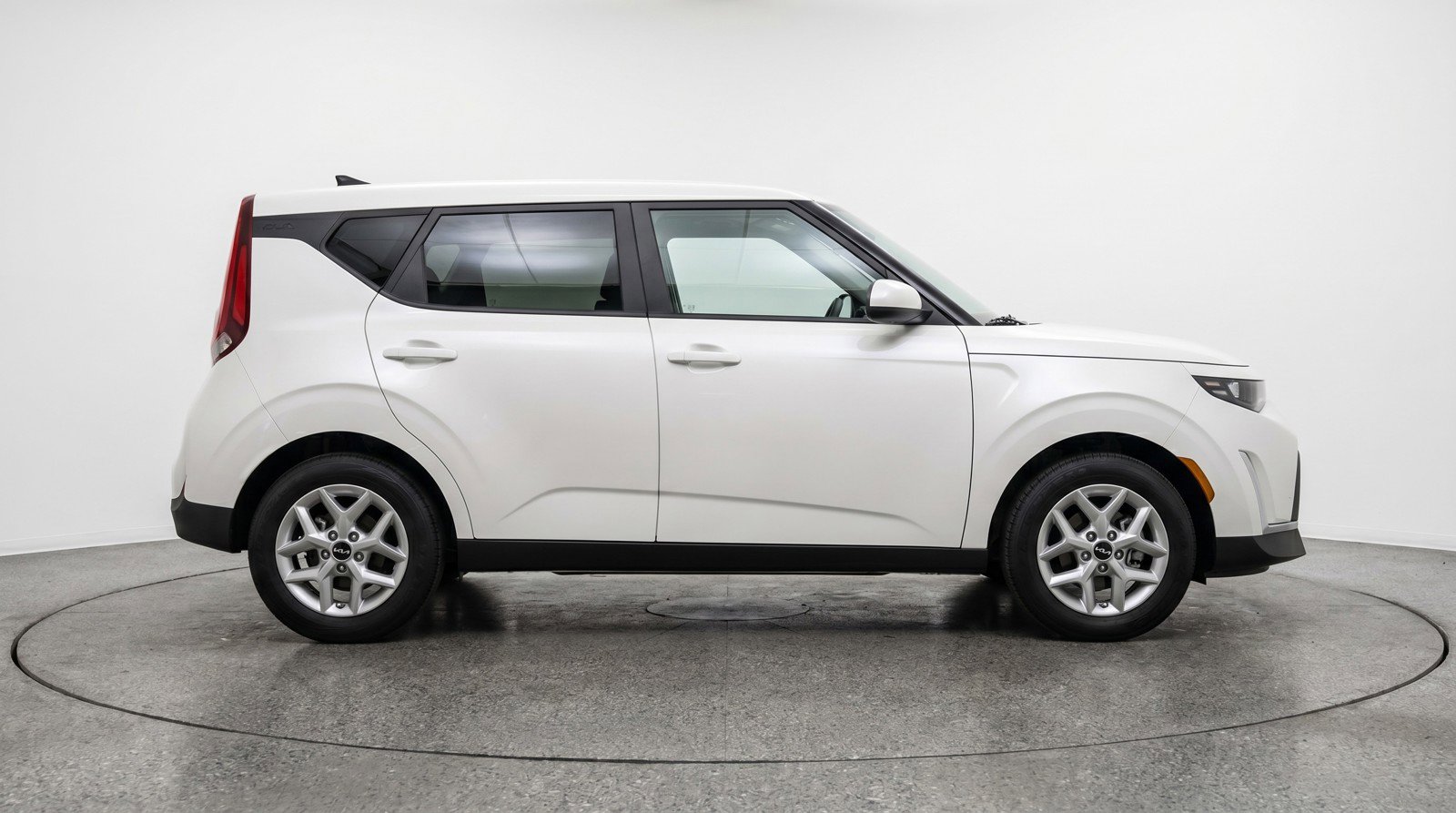 Used 2025 Kia Soul LX w/ LX Technology Package FWD image 11