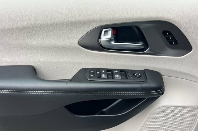 Used 2023 Chrysler Pacifica Touring-L AWD/4WD image 11
