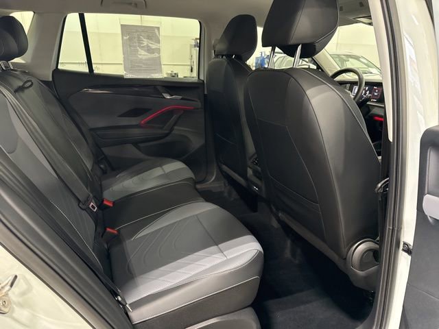 Used 2025 Volkswagen Tiguan SE image 12