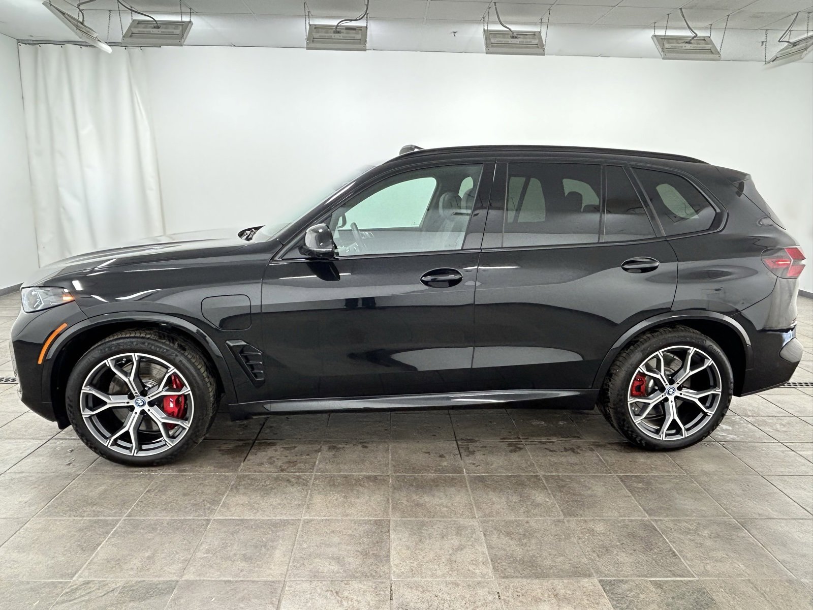 Used 2025 BMW X5 xDrive50e w/ M Sport Package image 2
