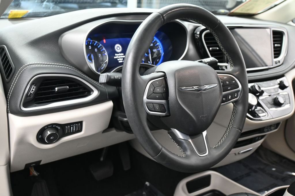 Used 2022 Chrysler Pacifica Touring-L FWD image 15