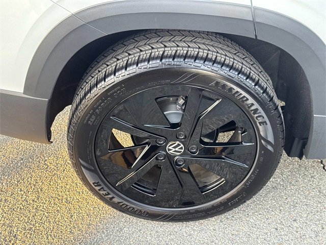 Used 2025 Volkswagen Taos SE image 30