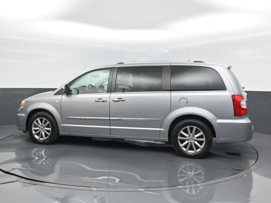 Used 2014 Chrysler Town & Country Touring-L FWD image 4
