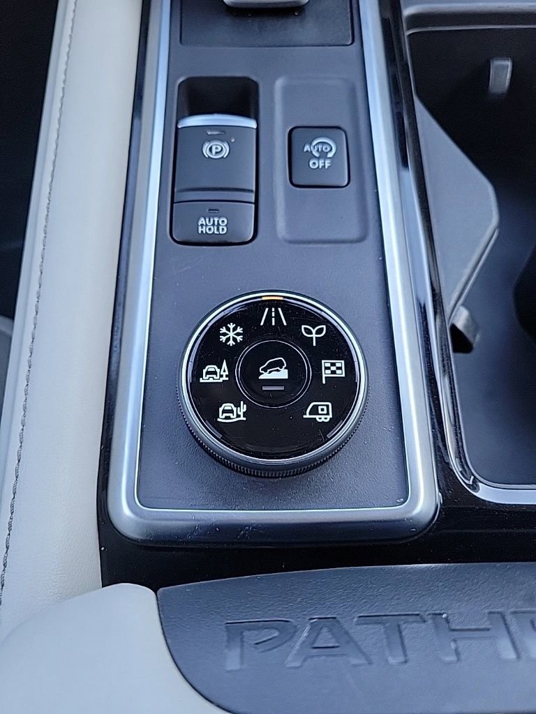 Used 2024 Nissan Pathfinder SL image 30