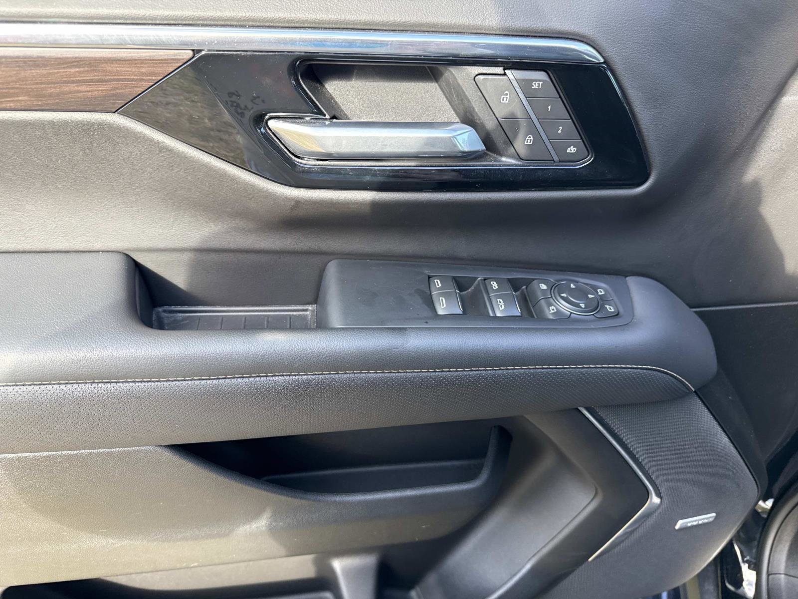 Used 2025 Chevrolet Suburban Premier image 20