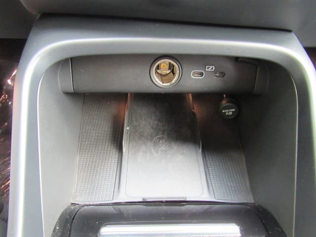 Used 2022 Volvo XC40 P8 Recharge Plus image 45