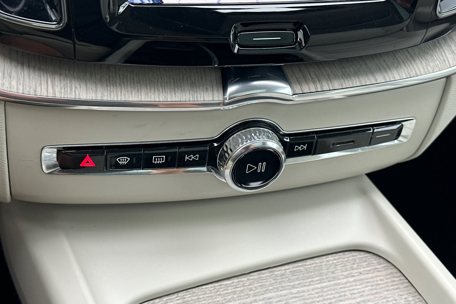 Certified 2023 Volvo XC60 B5 Plus w/ Protection Package Premier FWD image 24