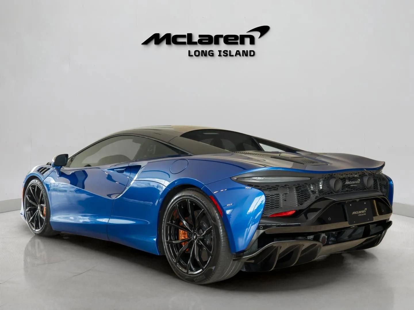 Used 2023 McLaren Artura RWD image 5