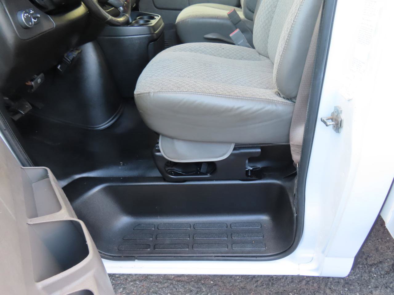 Used 2022 Chevrolet Express 3500 w/ Power Convenience Package RWD image 8