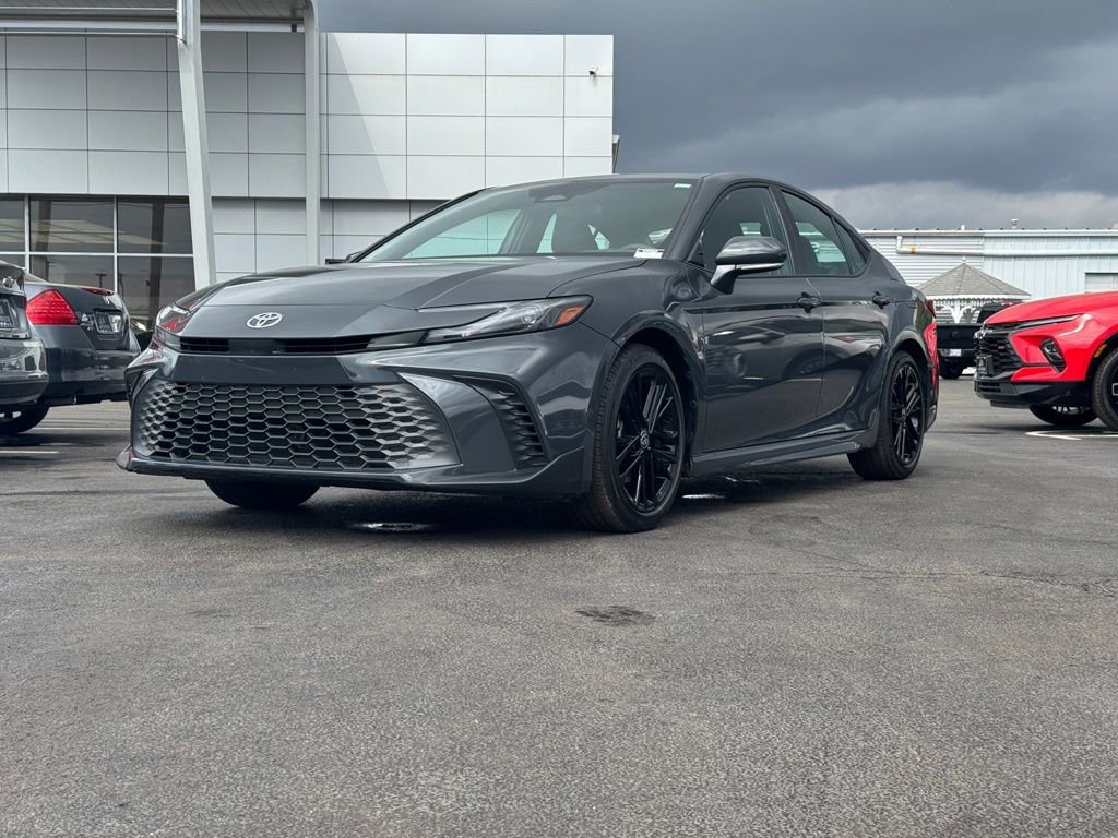 Used 2025 Toyota Camry SE image 1
