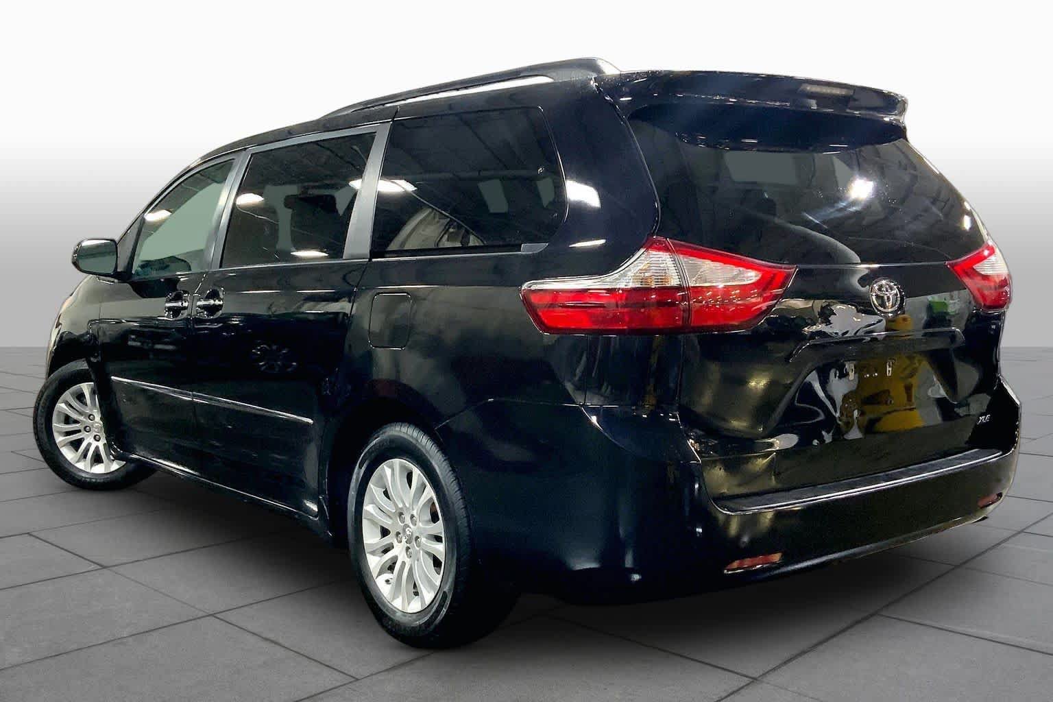 Used 2017 Toyota Sienna XLE FWD image 12