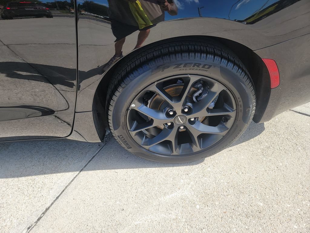 Used 2025 Chrysler Pacifica Limited FWD image 24