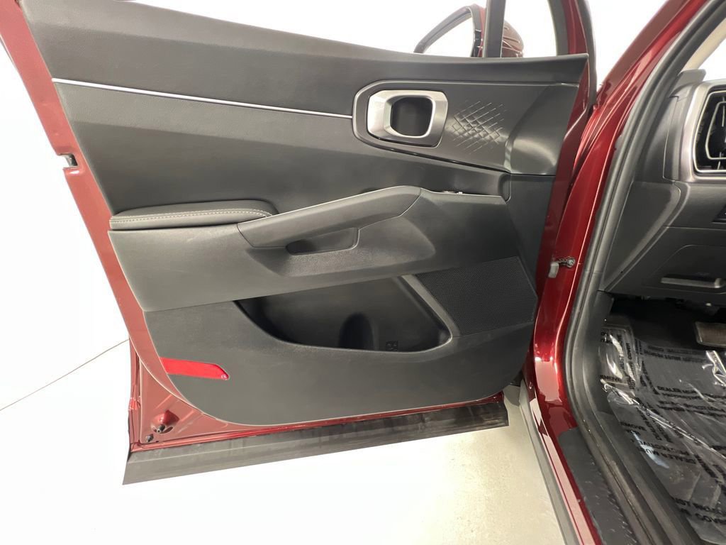 Used 2025 Kia Sorento S image 11