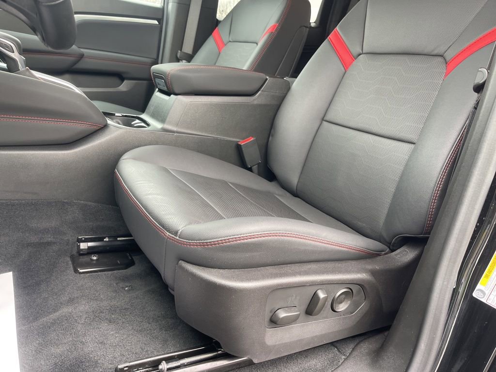 Used 2025 Chevrolet Colorado Z71 w/ Midnight Edition image 8