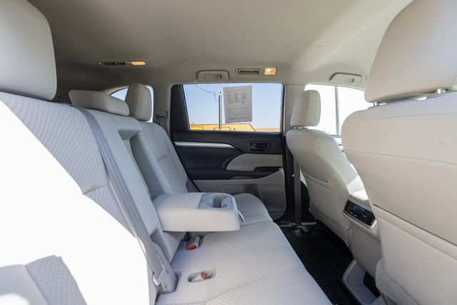 Used 2018 Toyota Highlander LE AWD/4WD image 17