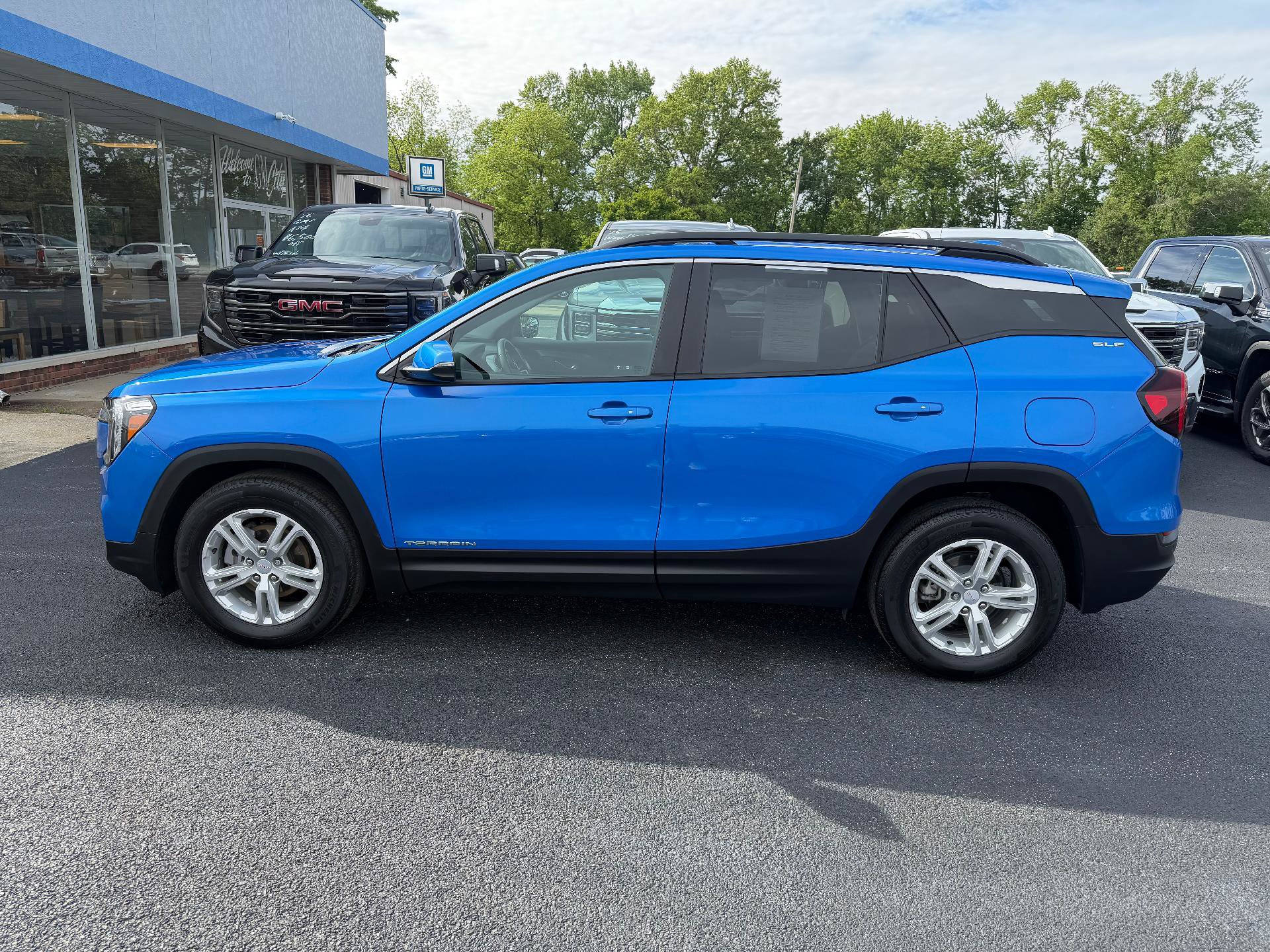 Used 2024 GMC Terrain SLE w/ Driver Convenience Package FWD image 2