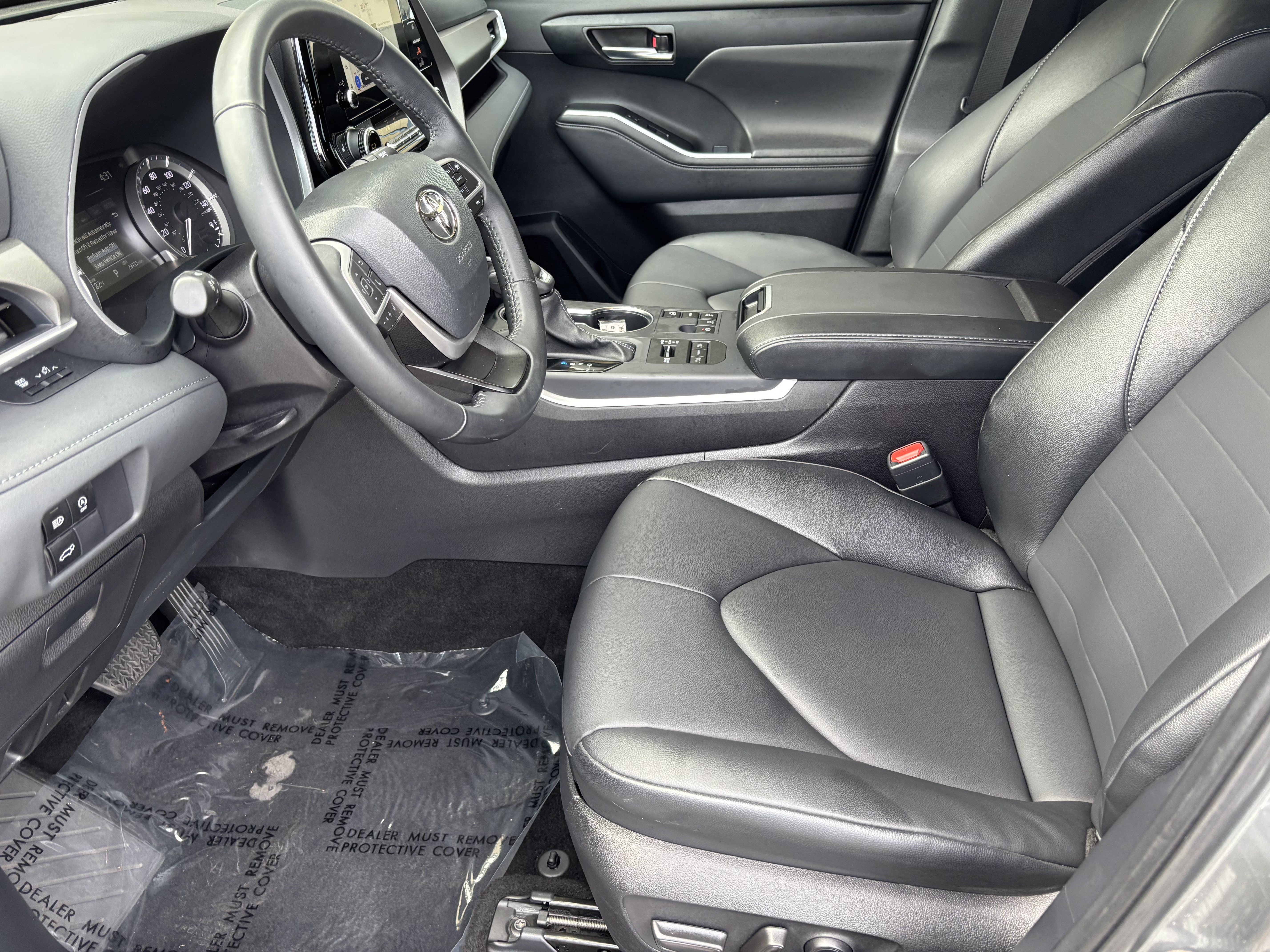 Used 2025 Toyota Highlander XLE AWD/4WD image 13