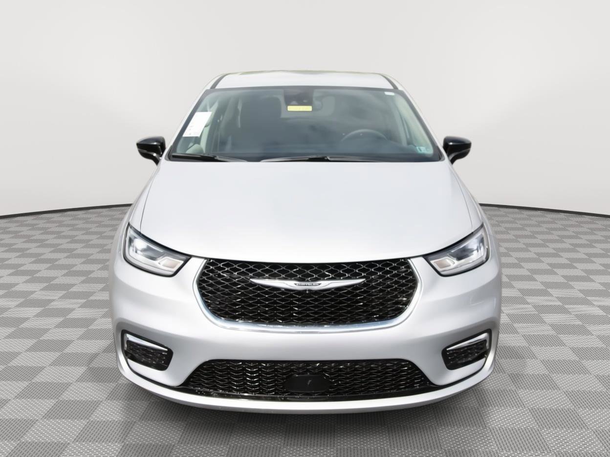 Used 2024 Chrysler Pacifica Touring-L FWD image 2