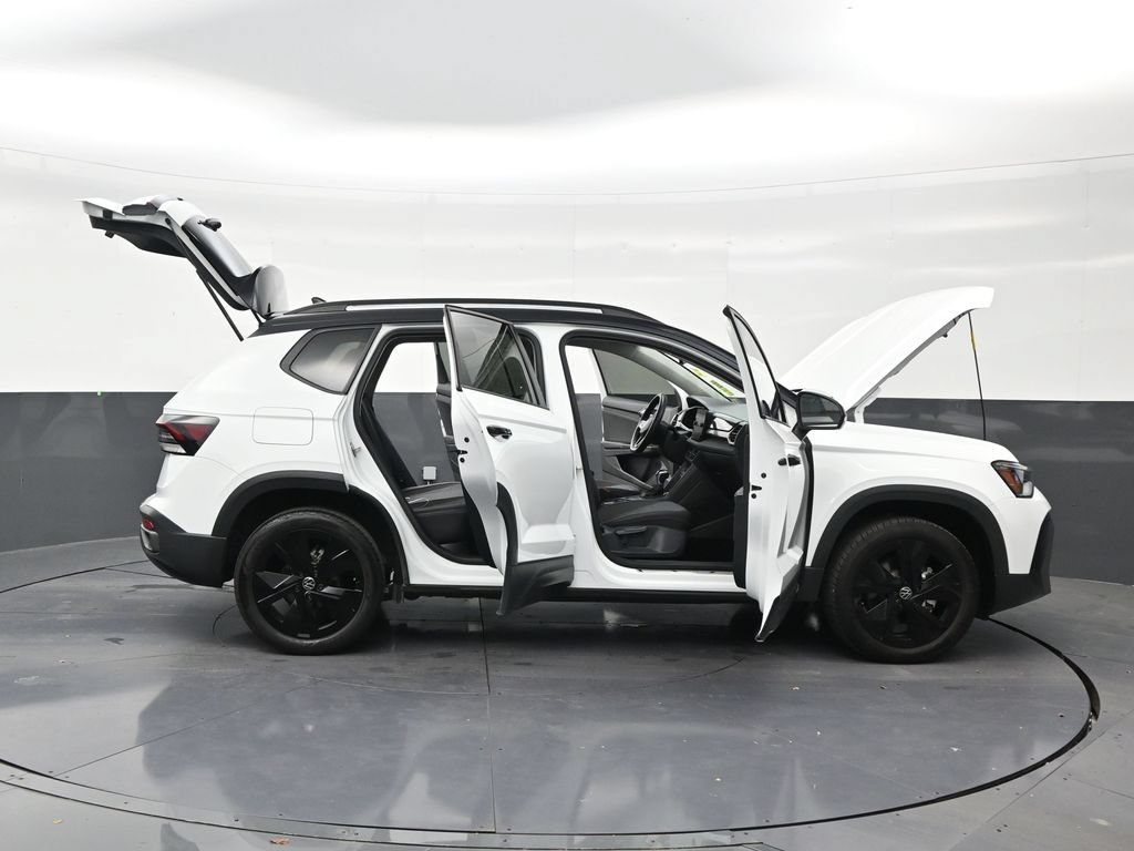 Used 2025 Volkswagen Taos SE FWD image 29