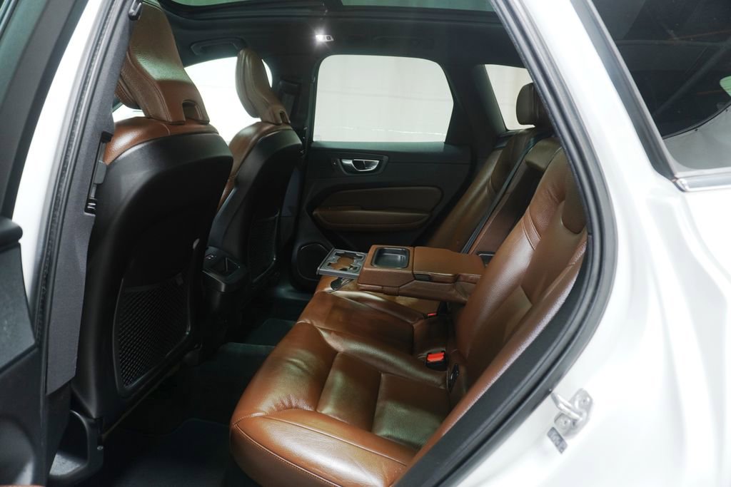 Used 2021 Volvo XC60 T5 Momentum w/ Premium Package AWD/4WD image 14