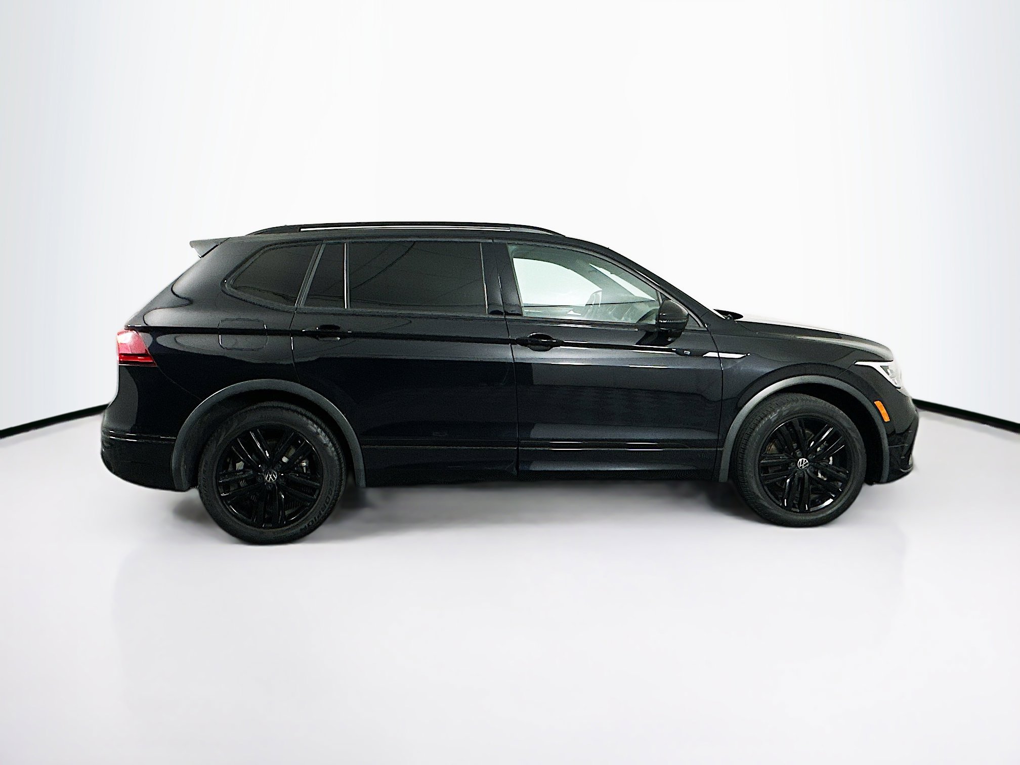 Used 2022 Volkswagen Tiguan SE R-Line image 10