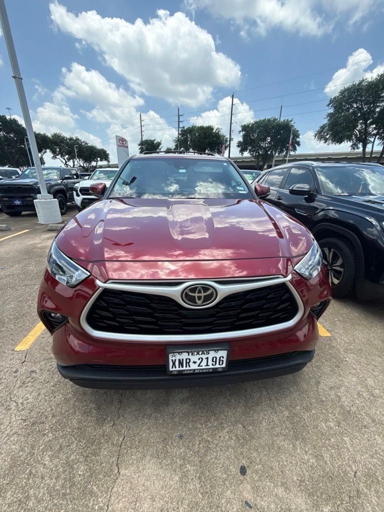 Used 2024 Toyota Highlander LE FWD image 3