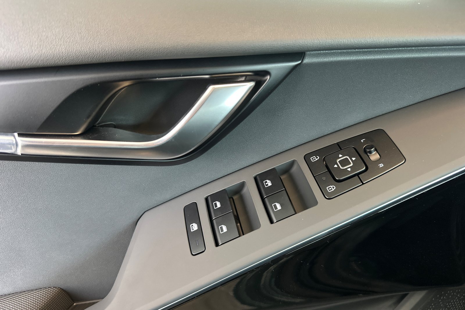 New 2026 Kia Niro EX FWD image 11