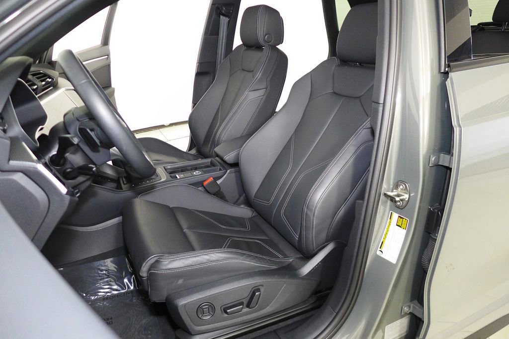 Used 2025 Audi Q3 2.0T Premium w/ Black Optic Sport Package image 22