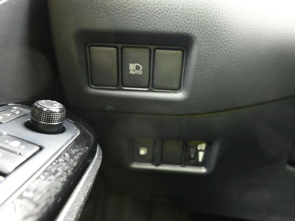 Used 2019 Toyota C-HR XLE image 18