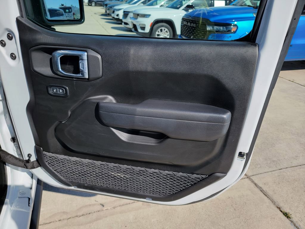 Used 2025 Jeep Wrangler Unlimited Rubicon w/ Convenience Group AWD/4WD image 10