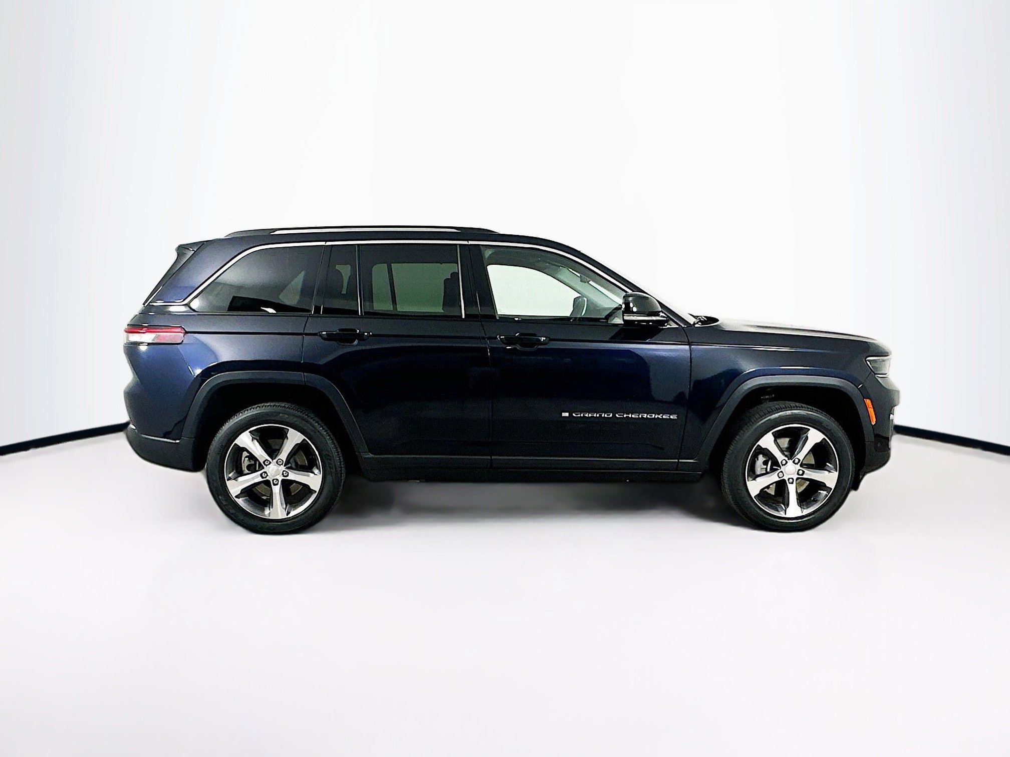 Used 2022 Jeep Grand Cherokee Limited 4xe w/ Luxury Tech Group II AWD/4WD image 10