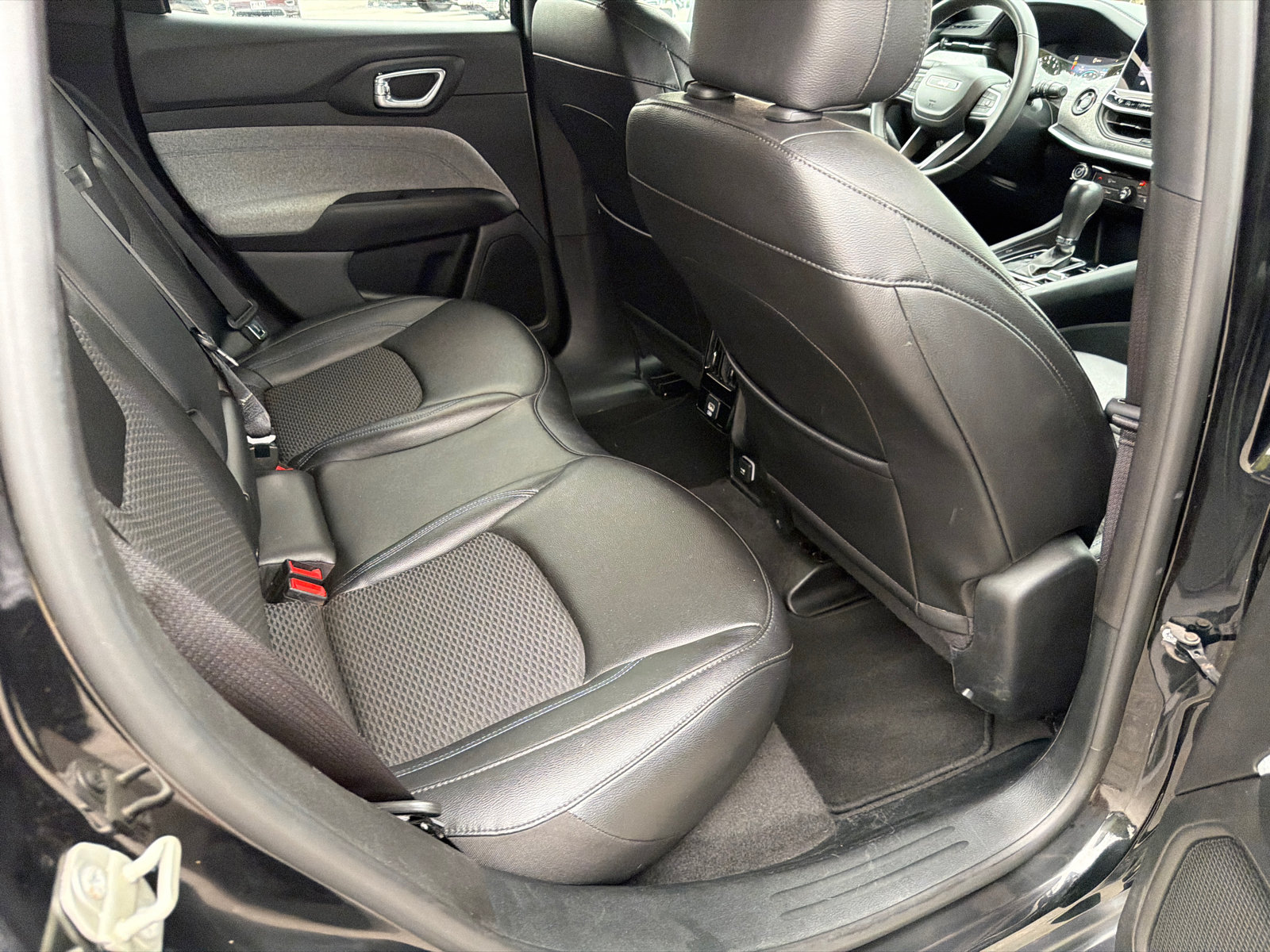 Used 2024 Jeep Compass Latitude AWD/4WD image 17