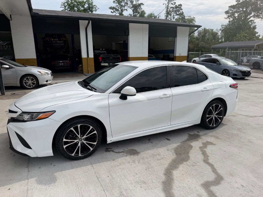 Used 2019 Toyota Camry SE w/ Carpet Mat Package FWD image 2