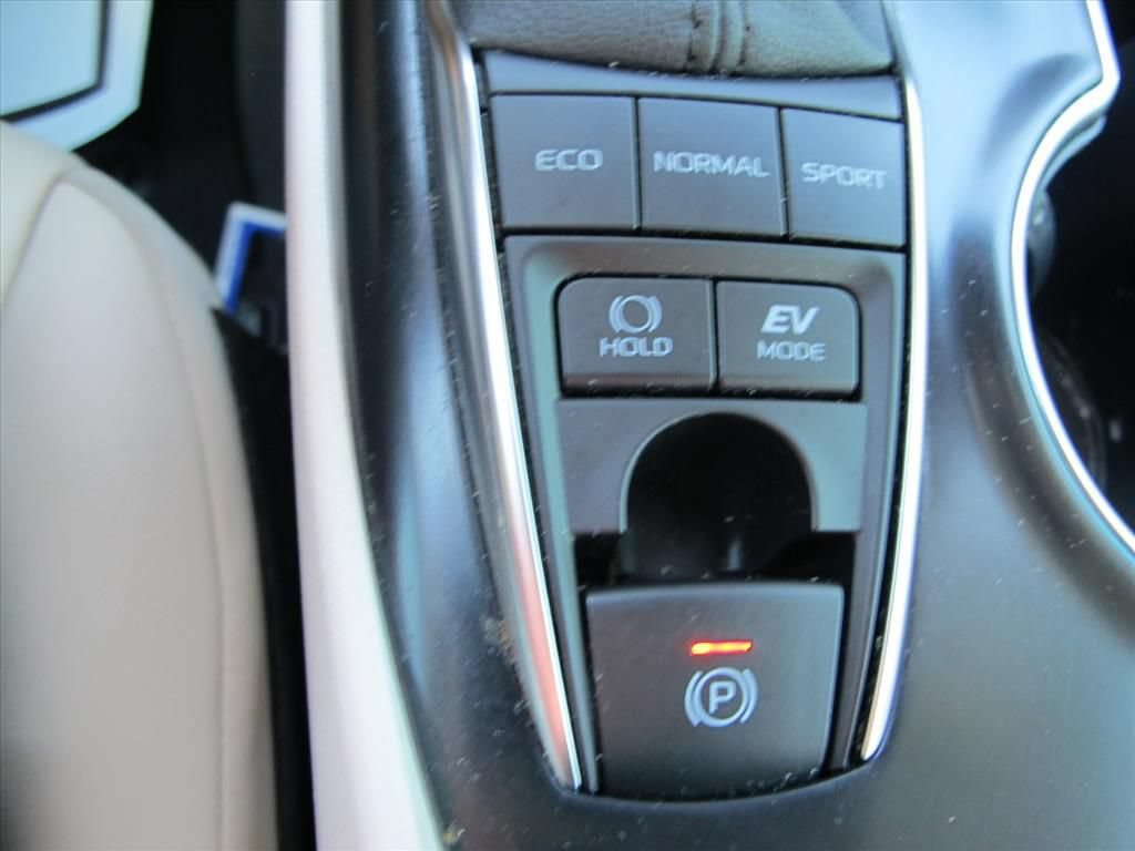 Used 2020 Toyota Camry XLE FWD image 12