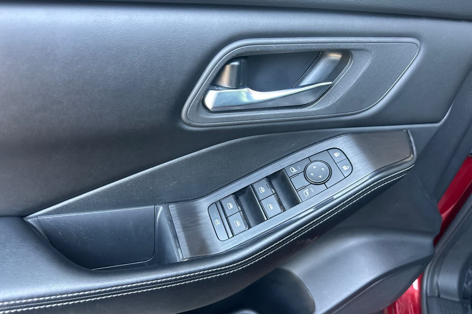 Used 2024 Nissan Rogue SV AWD/4WD image 12