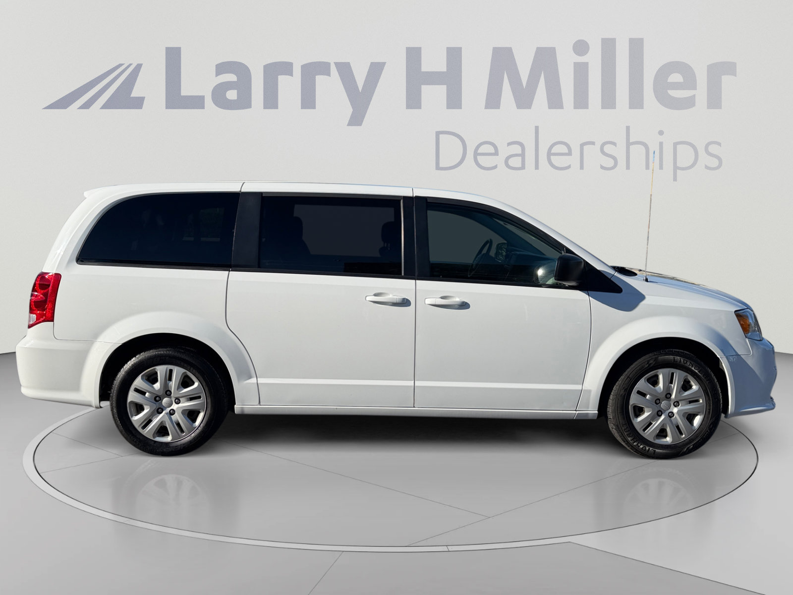 Used 2018 Dodge Grand Caravan SE w/ UConnect Hands-Free Group FWD image 6