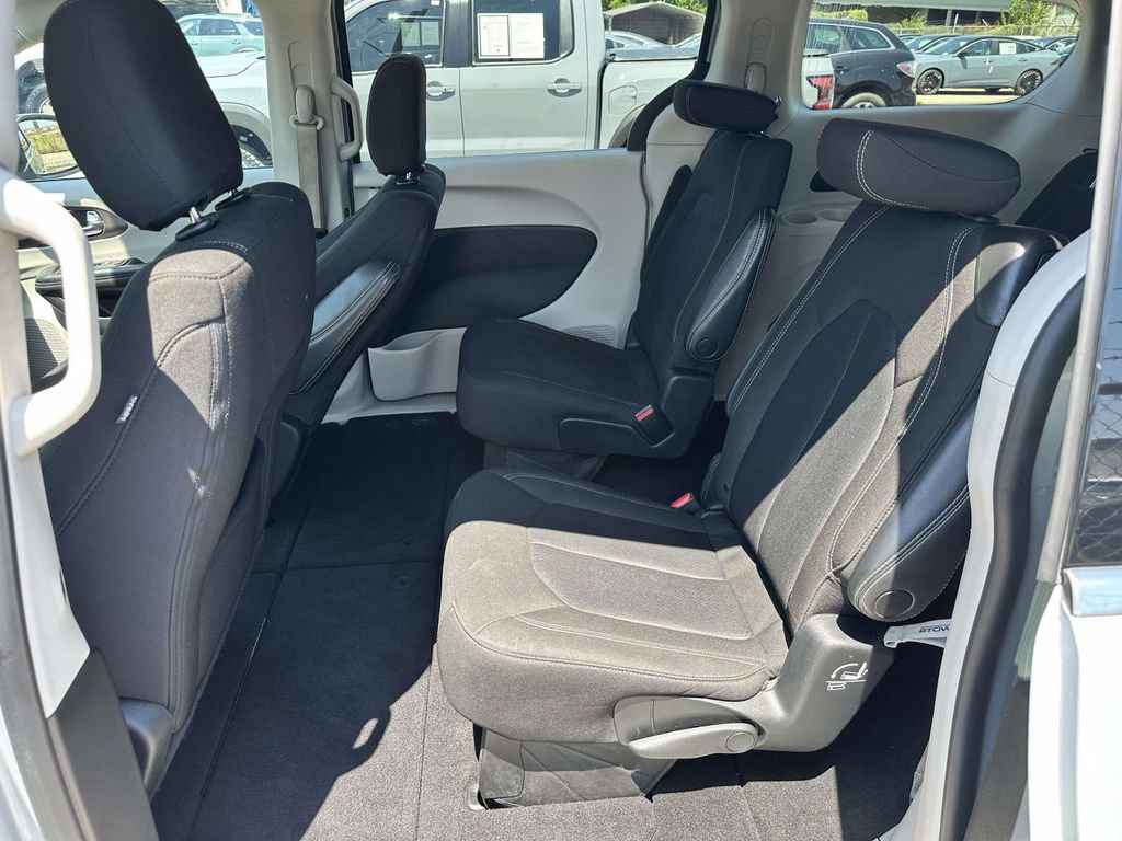 Used 2022 Chrysler Voyager LX FWD image 5
