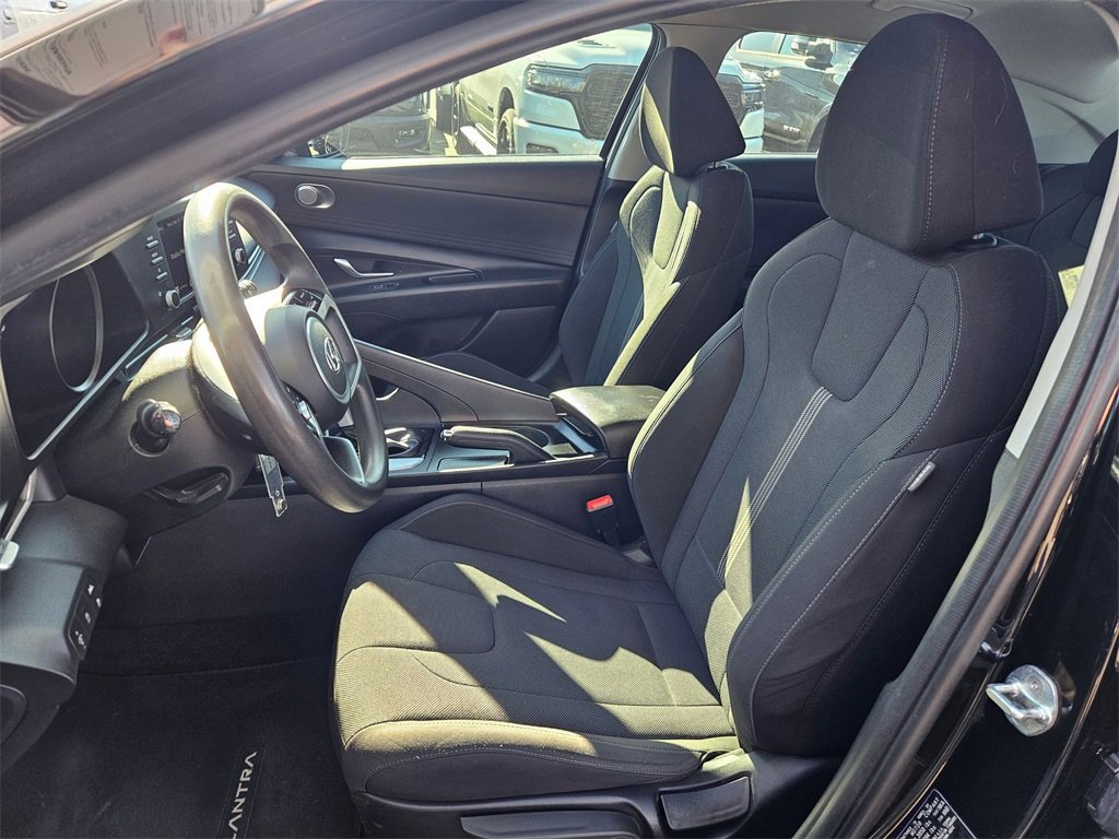 Used 2022 Hyundai Elantra SE w/ Cargo Package image 12