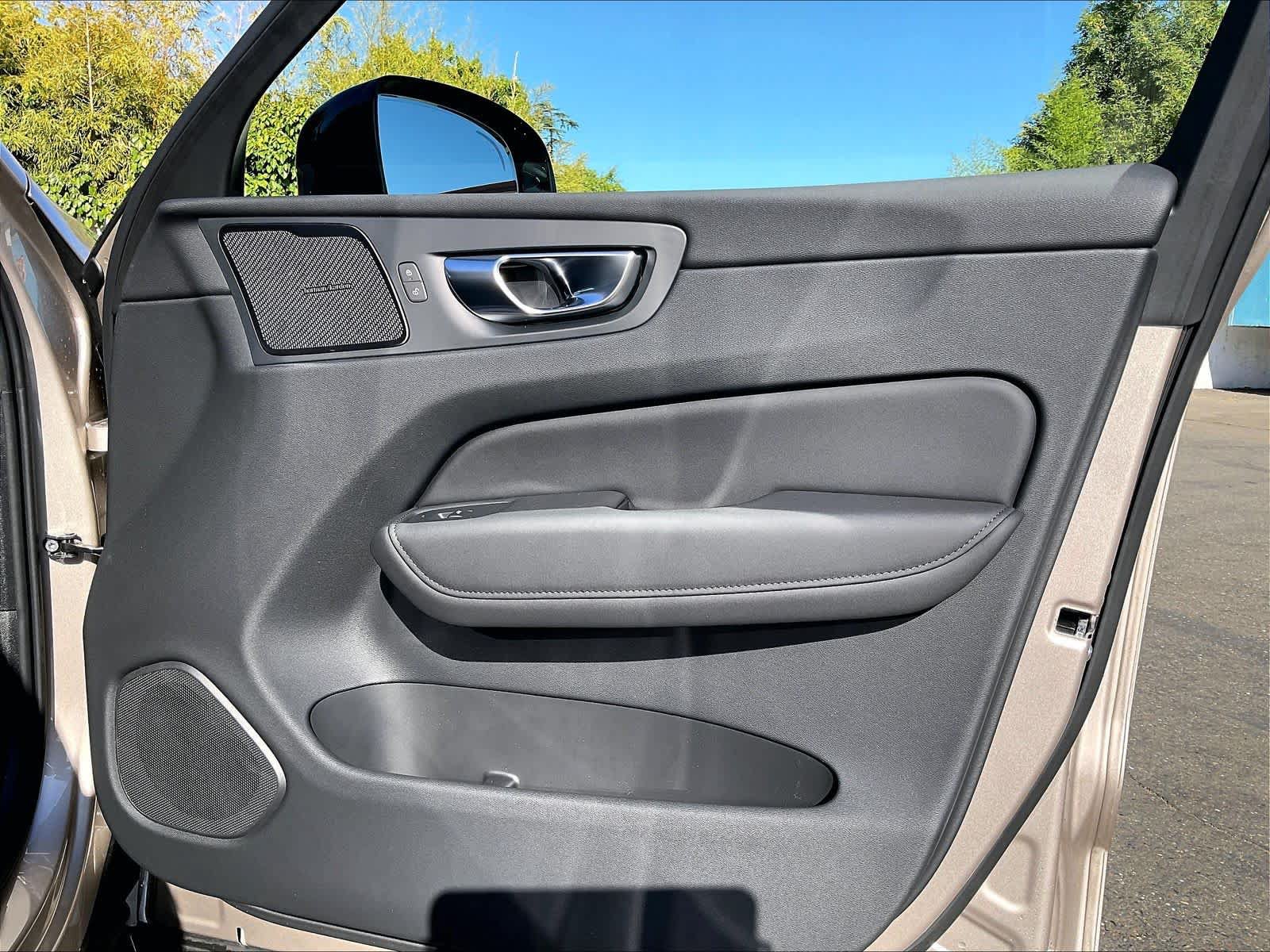 New 2027 Volvo XC60 B5 Plus AWD/4WD image 30