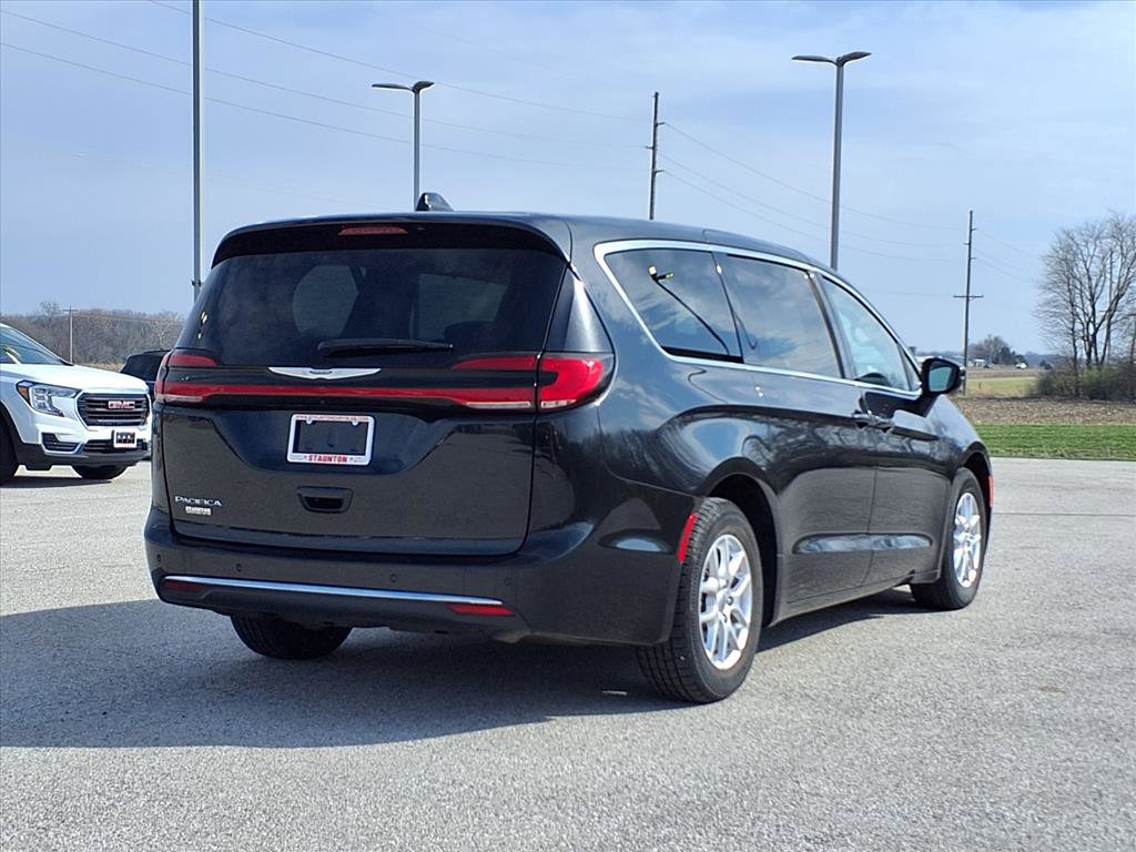Used 2023 Chrysler Pacifica Touring-L image 3