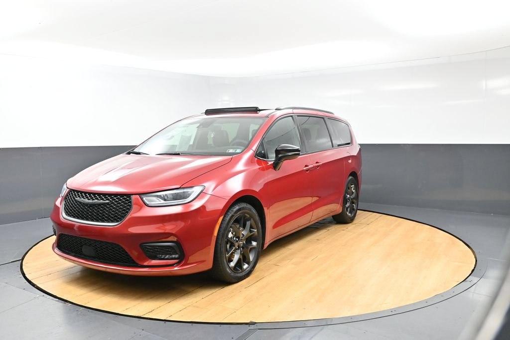 Used 2025 Chrysler Pacifica Limited FWD image 4